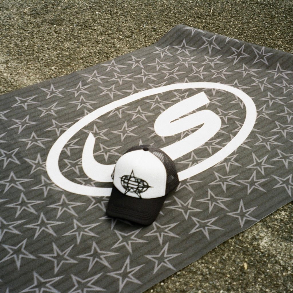 "SENTY SEASON" WORLDWIDE Grey Trucker Hat